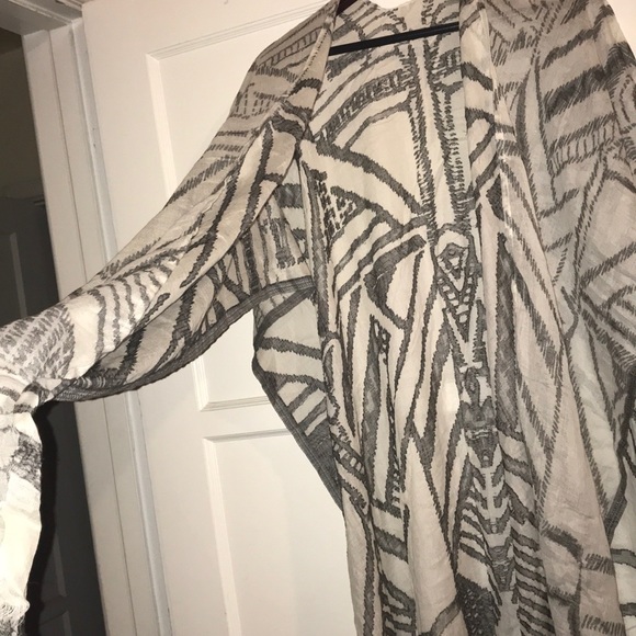 Light shoulder sitting sweater - Picture 4 of 6